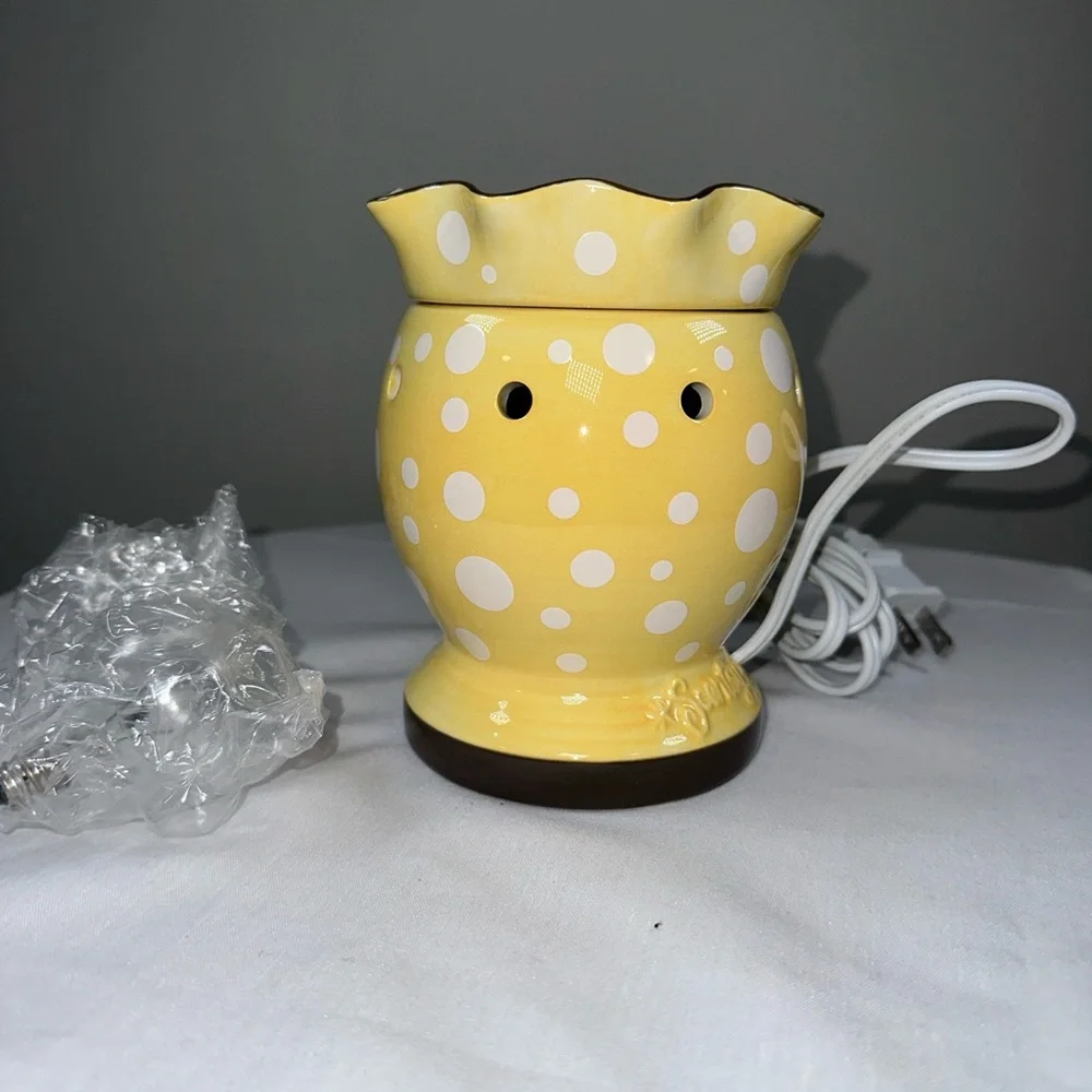NEW Scentsy Dotty Full Size Warmer Ceramic Yellow White Polka Dot